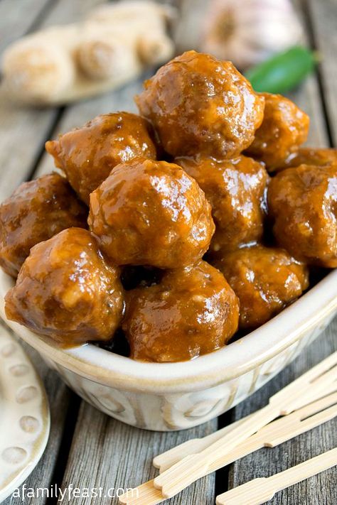 Sweet and Spicy Cocktail Meatballs Jelly Meatballs, Grape Jelly Meatballs, Spicy Meatballs, Spicy Cocktail, Crock Pot Meatballs, Meatballs Easy, Meatball Recipe, Superbowl Snacks, Grape Jelly