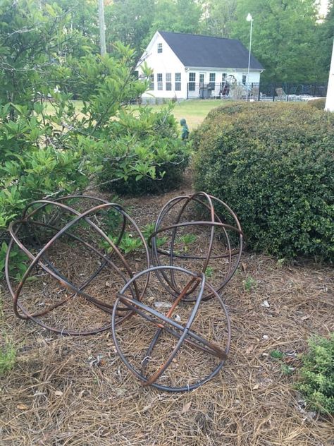 Hula Hoop Garden Ideas, Hoola Hoop Christmas Decoration, Hoop Garden, Outdoor Crafts, Diy Yard, Love Garden, Yard Design, Rustic Chandelier, Yard Work