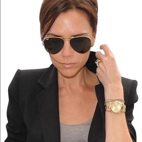 Classic Ray Ban Aviators With Gold Finish Victoria Beckham Sunglasses, Ray Ban Round Sunglasses, Celebrity Sunglasses, Ray Ban Women, Ray Ban Sunglasses Wayfarer, Polarized Aviator Sunglasses, Clubmaster Sunglasses, Uv Sunglasses, Classic Sunglasses