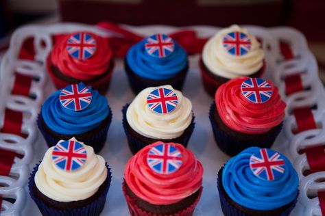 Patriotic cupcakes Patriotic Cupcakes, Platinum Jubilee, Dessert Table, London England, Platinum, England, Dessert, Queen, London