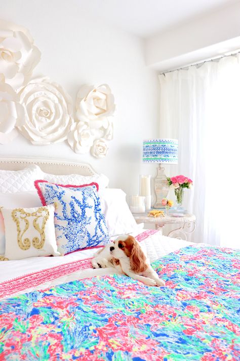 KRISTY WICKS--Colorful Bedroom Update with the new Lilly Pulitzer & Pottery Barn Collection Lilly Pulitzer Room Decor, Lilly Pulitzer Bedroom, Lilly Pulitzer Wallpaper, Lilly Pulitzer Room, Preppy Teen Bedroom, Bedroom Decor Preppy, Bedroom Ideas Teen, Preppy Teen, Colorful Bedroom