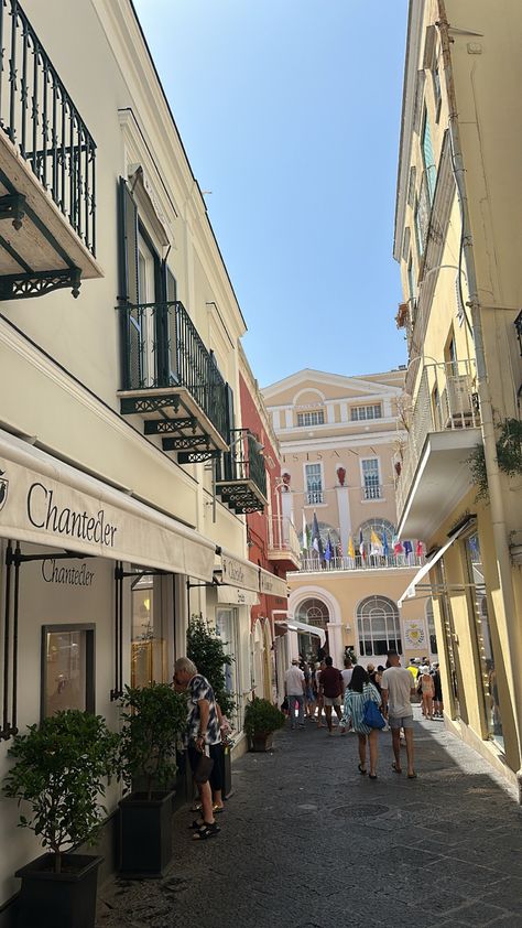 Shopping walkway in Capri Capri Italy Aesthetic, Capri Aesthetic, Italia Aesthetic, Italy Capri, Euro Travel, Capri Italia, Italian Summer Aesthetic, Italy Winter, Shopping In Italy