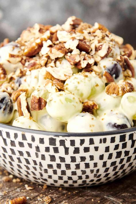 Grape Salad - with Cream Cheese, Sour Cream, and Pudding Mix! Creamy Grape Salad, Salad With Sour Cream, Easy Fruit Salad, Grape Salad Recipe, Creamy Fruit Salads, Strawberry Pretzel Salad, Pretzel Salad, Strawberry Pretzel, Fruit Salad Easy