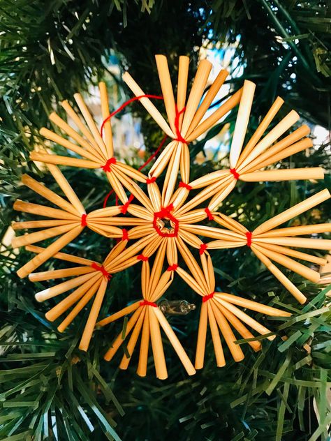 German Straw Christmas ornaments have been used in Germany and also in Scandinavia for years. They are fairly easy and inexpensive to make, and since most people had some access to straw, they became quite common. But it's more than that... straw is closely tied to the symbolism of the Christ Child being born into a bed of straw. In fact, the legend of the first straw ornament is related to the Christmas Story. These Vintage Old New Stock Christmas Star Straw Ornaments are all handmade out of St German Christmas Crafts Diy, Vintage Handmade Christmas Ornaments, German Crafts Traditional, Russian Christmas Decorations, Star Ornaments Christmas, Old Christmas Ornaments, Straw Star, German Christmas Tree, Straw Stars