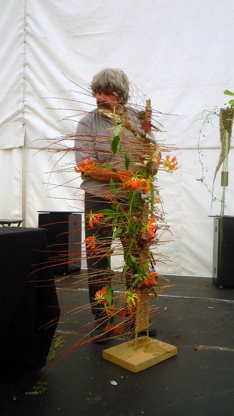 Architectural Floral Arrangements, Sculptural Floral Arrangements, Gregor Lersch Floral Design, Ground Floral Installation, Rustic Floral Decor, Grounded Floral Installation, Gregor Lersch, Cascade Design, Floral Art Arrangements