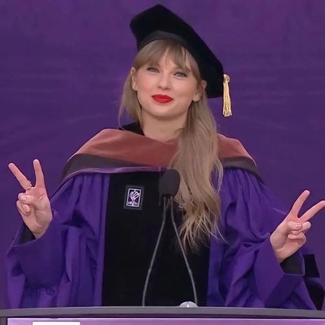 Taylor Swift Dr Taylor Swift, Taylor Swift New York, Mentally Hilarious, College Vision Board, Dream College, Dream School, Nyc Life, Grad Cap, Nova York