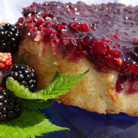 Blackberry Upside Down Cake I "This cake is superb! Everyone goes crazy over it....it disappears quickly." Blackberry Upside Down Cake, Strawberry Upside Down Cake, Crumb Cakes, Blackberry Dessert, Easy Cakes, Blackberry Cake, Blackberry Recipes, Apple Crumb, Applesauce Cake