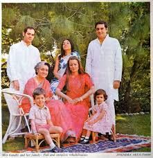 Historical India, Prince Charles And Diana, Rajiv Gandhi, Indira Gandhi, Indian Family, Famous Photos, History Of India, Vintage India, Bollywood Couples