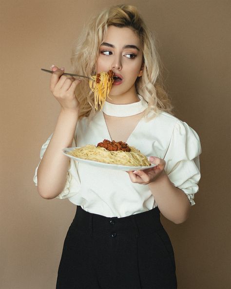 Pizza Photo, Pasta Alternative, Woman In White, Eating Pizza, Whats For Lunch, Pasta Lover, White Long Sleeve Shirt, Fat To Fit, Digestion Problems