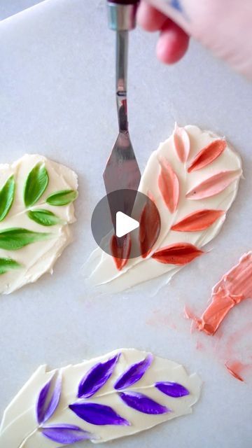 How To Make Leaves With Icing, Buttercream Petal Cake, Piping Leaves, Buttercream Leaves, Buttercream Flowers, Baking Cake, Edible Art, Buttercream Cake, Palette Knife