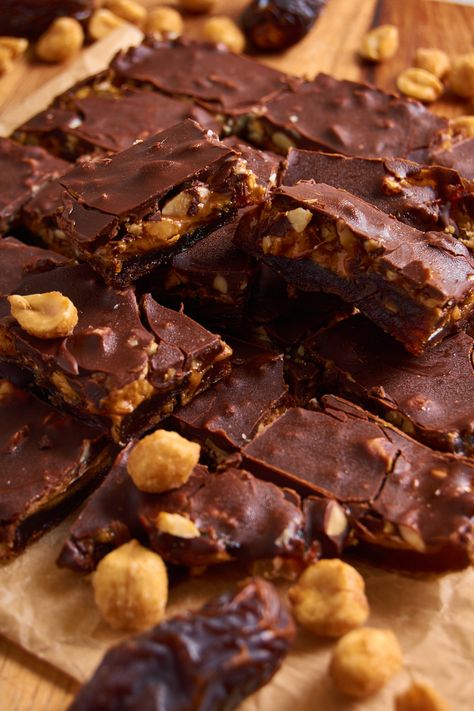 I had to try out the super easy and healthy Date Bark from @thathealthjunkie and absolutely loved it! I mean look at the prettiness of the dates to start with and then the peanut butter on top, spread very thinly, followed by more chopped peanuts for crunch and melted dark chocolate. I’m absolutely addicted to this Date Peanut Chocolate Bark I tell you! Vegetarian and can be made vegan by using vegan chocolate. Date Bar, Peanut Chocolate, Honey Roasted Peanuts, Salted Chocolate, Chocolate Bark, Honey Roasted, Bittersweet Chocolate, Vegan Chocolate, Melting Chocolate