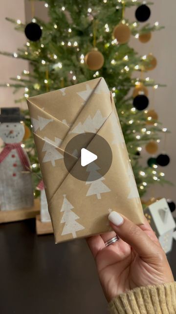 Swetha I Budget decor I DIY on Instagram: "Gift wrapping inspo!! 🎅🏼🎄🎁

If you like my content, follow along @swes_decornmore 

#modernfarmhouse #modern #hometrends

#houstonhomes #texashomes #farmhouse
#farmhousedecor #farmhouseroom #neutralhomedecor
#neutralhome #pocketsofmyhome #caretoshare
#dailyhomeshare #americanfarmhouse
#southernhomemag #howihaven #howwelive
#caretoshareyourfeed #katyhomes #houseenvy
#designinspiration #neutralhomesfeature #shirt-wrapping
#christmasdecor #christmastree
#christmaslivingroom #christmas #christmasgiftwrap 
#giftwrappingideas #giftwrapping" Gold Gift Wrapping Ideas, Gift Wrapper Design, Gift Wrapping Ideas For Christmas, Wrap Christmas Gifts, Diy Gift Wrapping Ideas, Farmhouse Room, American Farmhouse, Budget Decor, How To Wrap