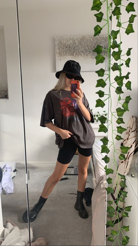 Rave Bucket Hat Outfit, Bucket Hat Outfit Festival, Festival Outfit Comfy, Festival Comfy Outfit, Festival Hat Outfit, Simple Coachella Outfit Casual, Aesthetic Outfits Oversized Tshirt, Bucket Hat Outfit Street Styles, Oversized Tshirt And Shorts