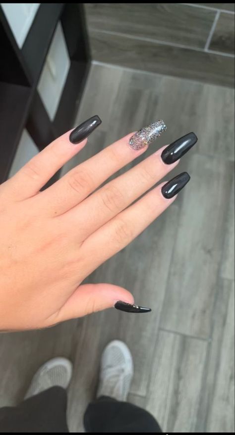 Black nails with glitter Black Acrylic Nails With Accent Nail, Black Acrylic Nails Coffin With Accent Nail, Black Nail Inspo With Glitter, Black With Accent Nails, Black And White Nails With Glitter, Black Nails With Glitter Accent Nail, Squoval Black Nails, Classy Black Acrylic Nails, Almond Nails With Accent Nail