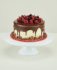 Chocolate Cake Decoration Raspberries, Raspberry Chocolate Cake Decoration, Rasberry Cake Design, Chocolate And Raspberry Cake, Red Velvet Cake Decoration, Chocolate Shards, Raspberry Compote, Brown Board, Chocolate And Raspberry