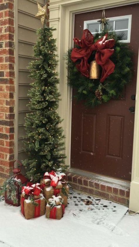 Front Home Christmas Decoration, Christmas Tree Front Door, Front Door Entrance Christmas Decor, Entry Door Christmas Decor, Christmas Front Door Decor Entrance Traditional, Xmas Door Decorations Front Porches, Doorstep Christmas Decor, Christmas Front Window Decor, Christmas Entrance Decor Porch Ideas