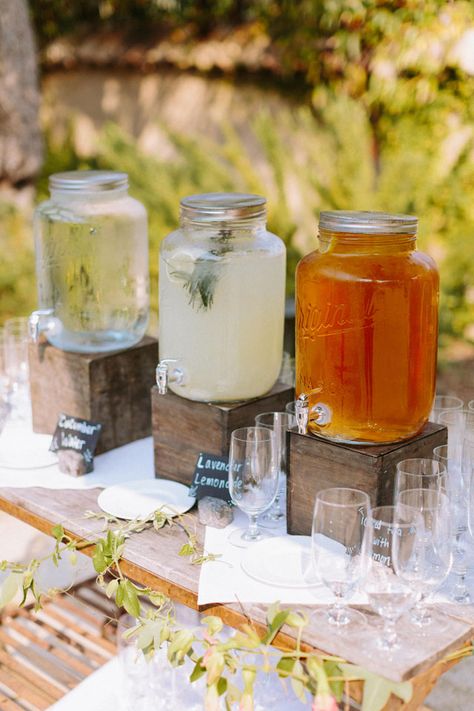 Limonade Bar, Hiasan Perkahwinan, Wedding Drink Bar, Deco Champetre, Rustic Backyard, Sonoma Wedding, Drink Station, Wedding Drink, Backyard Party