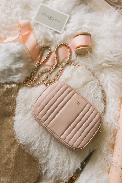 Bags Pictures Ideas, Handbag Photoshoot Ideas At Home, Bag Pictures Ideas, Handbag Photoshoot Ideas, Instagram Picture Ideas Fall, Hats Photoshoot, Handbag Photoshoot, Bag Flatlay, Handbag Photography