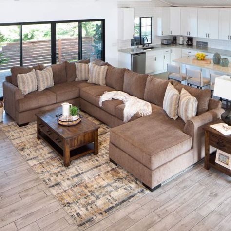 Brown Sectional Living Room Decor, Large Sectional Living Room, Brown Sectional Living Room, Brown Sectional Sofa, Sectional Living Room Layout, Shaped Couch, Brown Sectional, Sala Grande, Armless Sofa