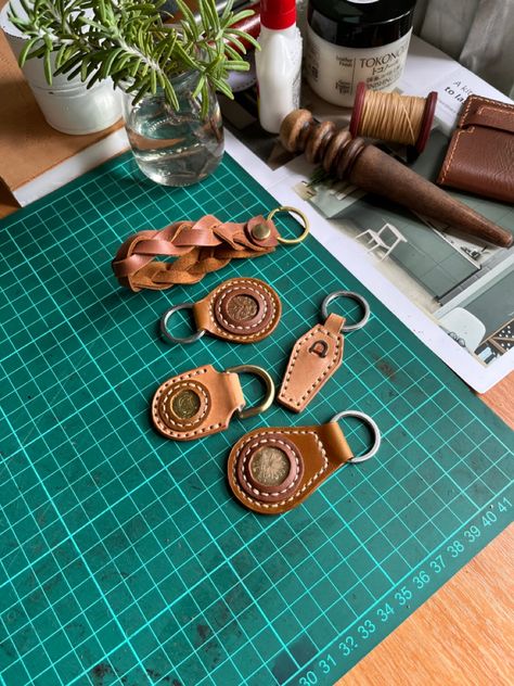 leathercraft Things To Make With Leather Scraps, Small Leather Projects Diy, Small Leather Crafts, Leather Scraps Ideas, Leather Scrap Projects, Scrap Leather Projects, Leather Keychain Ideas, Leather Keychain Diy, Leather Accessories Diy