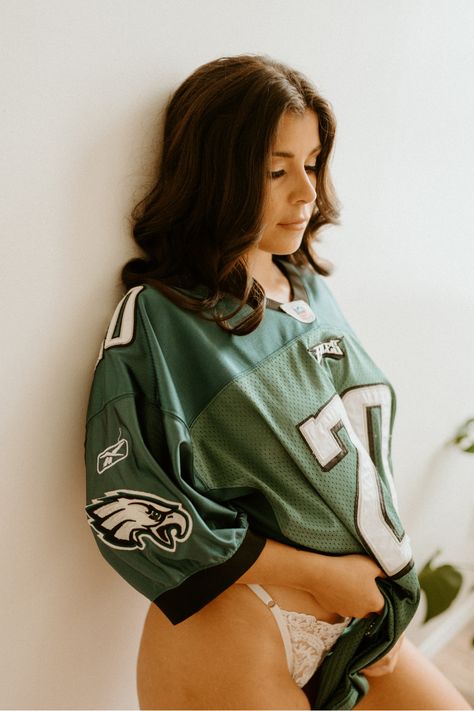 Budoir Sessions, Boudiour Poses, Plus Size Posing, Bouidor Photography, Photoshoot Outfits, How To Pose, Philadelphia Eagles, Small Wedding, Ideas Photo