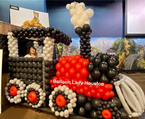 Black and red train made out of balloons Train Balloon Arch, Train Balloons, Balloon Train, Balloon Training, Balloon Drop, Balloon Twisting, Balloon Arrangements, Balloon Sculptures, Balloon Centerpieces