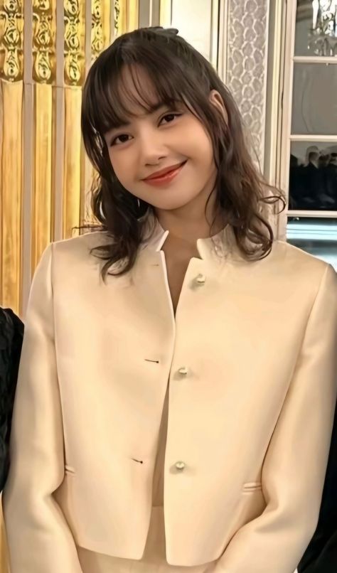 Lalisa Hairstyle, Lisa Smile, Anne Hathaway Catwoman, Wavy Hair Care, Preformance Outfits, Lisa Bp, Lisa Blackpink Wallpaper, Lalisa Manobal, Asian Makeup