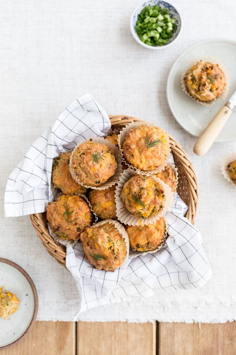 Cornbread Muffins with Cheddar and Scallions - Easy to make moist and flavorful corn muffin recipe. Flavored Cornbread, Sweet Cornbread Muffins, Savory Cornbread, Cornmeal Muffins, Muffin Flavors, Buttermilk Cornbread, Cornbread Muffins, Sweet Cornbread, Savory Muffins