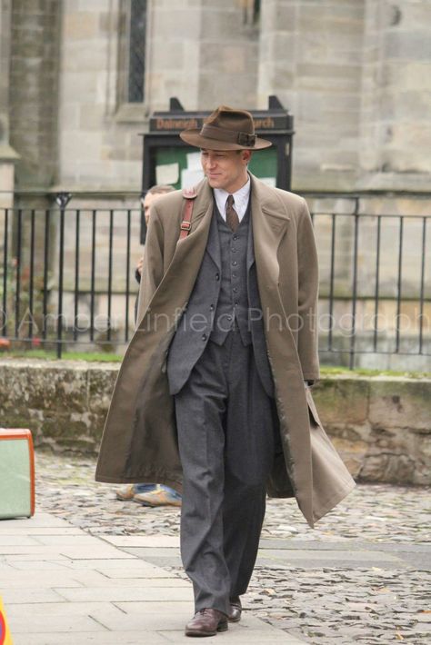 Tobias Menzies as Frank Randall in 1946 Inverness, Scotland | Outlander on Starz | Costume Designer TERRY DRESBACH Frank Randall, Outlander Wedding, Tobias Menzies, Starz Shows, Diana Gabaldon Books, Outlander Costumes, Outlander Characters, Starz Tv Series, Diana Gabaldon Outlander Series