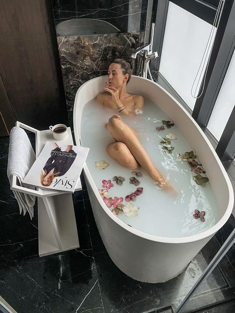 Milk Bath With Flowers, Cleopatra Bath, Bath With Flowers, Hotel Content, Bath Milk, Bath Aesthetic, Bath Photography, Bathroom Hotel, Flower Bath