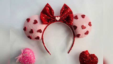 Adorable Valentines Day Minnie Ears To Add To Your Collection! Aesthetic Must Haves, Diy Disney Ears, Disney Minnie Mouse Ears, Minnie Ears Headband, Disney Valentines, Pink Minnie, Minnie Mouse Pink, Mickey Mouse Ears, Ears Headband