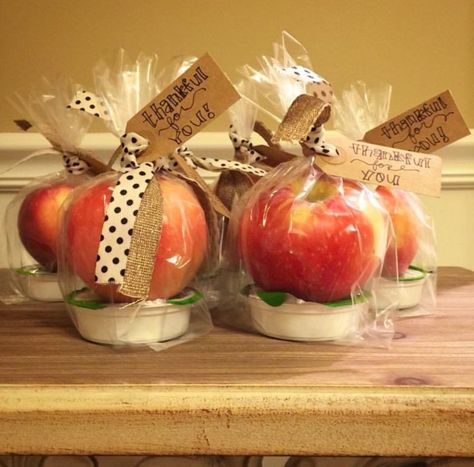 Teacher Appreciation Gift Apple With Caramel, Quick Teacher Gifts, Thanksgiving Teacher Gifts, Thanksgiving Gifts Diy, Brittany Young, Teachers Thanksgiving, Appreciation Gifts Diy, Teacher Appreciation Gifts Diy, Caramel Dip