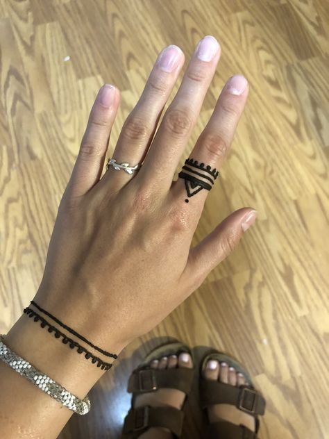 Easy Hena Tato, Simple Henna Designs On Fingers, Easy Henna Tattoo Designs Simple Fingers, Mehndi Tattoo Designs Small On Hand, Men Henna Tattoo Simple, Henna Rings Simple, Easy Simple Henna Designs For Beginners, Easy Henna Ideas Simple Hand, Easy Henna Designs For Beginners Fingers