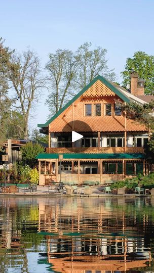 30K views · 1.3K reactions | Dépaysant non? 👀

Une terrasse sur une île à Paris 🏝️🍸

Le Chalet des Îles est un restaurant charmant situé sur une île au milieu du 🌊 lac du Bois de Boulogne à Paris.

Accessible en 🚤 petite navette, ce lieu pittoresque offre une expérience unique. 

🍽️ Le restaurant propose une cuisine française traditionnelle avec des produits de saison 🍷🥖. 

Parfait pour des déjeuners et dîners en plein air 🌅, ainsi que pour des événements privés 🎉. 

Un véritable havre de paix 🌺 loin de l’agitation de la ville. 🗼✨

📍 Le Chalet des Îles
14 Chemin de Ceinture du Lac Inférieur 
du Bois de Boulogne, 75016 Paris
@chaletdesiles 

⭐️7j/7
⭐️12h/01h30
⭐️Pour déjeuner / dîner / boire un verre
⭐️Brunch le dimanche
⭐️€€€

**Invitation**

🔗 🤑 Pour des bons plans et réduc Visit Paris, Plein Air, Paris France, Restaurant, Paris, France