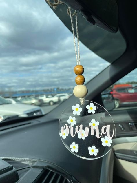 Acrylic Round Car Charm, Diy Acrylic Car Charms, Cricut Car Charm, Acrylic Car Charms Rear View Mirror, Acrylic Cricut Projects, Diy Car Charms, Car Charms Diy, Acrylic Car Charms, Cricut Projects Easy