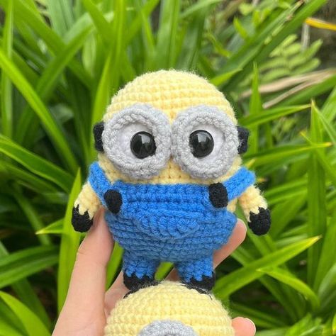 ✿ Flowerpot Craft ✿ on Instagram: "Bob on Stuart!! 🍌🍌💙💛 👑 Our King Bob is really showing the king behavior, and dare enough to step on others 😭🤪 ❣️Disclaimer: no minions were hurt while taking this photo. Pattern by @medaami 😙 Tags- #minions #minion #cute #amigurumiminion #amigurumi #crochet #crocheting #papoy #amigurumis #amigurumilove #handmade #handmadewithlove #madewithlove #handcrafted #handcraft #crochetartist #art #artoftheday #artwork #custommade #custom #likesforlike #artistsoni Crochet Minions Pattern Free Amigurumi, Minion Cute, Crochet Stuffy, Minion Stuff, King Bob, Minion Crochet Patterns, Crochet Bob, Crochet Minion, Minion Pattern