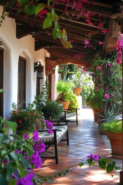 Spanish Patio Ideas, Spanish Kitchen Decor, Patio Decor Inspiration, Spanish Patio, Small Patio Ideas, Mexican Garden, Spanish Hacienda, Taman Air, Hacienda Style Homes