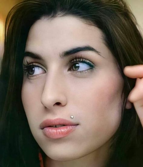 Monroe Piercing Jewelry, Amy Winehouse Style, Monroe Piercings, Face Piercings, Facial Piercings, Dermal Piercing, Jewelry Tattoo, Body Jewelry Piercing, Glam Girl