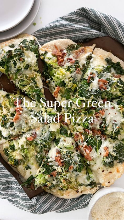 Green Pepper Pizza, Pepper Pizza, Green Pizza, Cheese Crust Pizza, Salad Pizza, Pizza Ingredients, Cheese Topping, My Favorite Food, Green Pepper