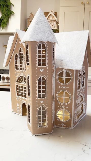 Gingerbread House Out Of Cardboard, Diy Cardboard Gingerbread House, House Out Of Cardboard, Cardboard Box Houses, Cardboard Gingerbread House, Ginger Bread House Diy, Make A Gingerbread House, Gingerbread Diy, Diy Christmas Village