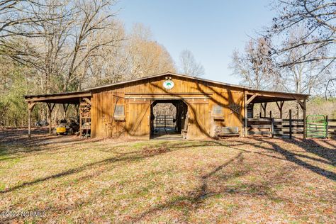 Farm Outbuildings, 1900s Home, Life Dreams, Barns Sheds, Horse Farm, Horse Property, Horse Farms, Cathedral Ceiling, Horse Stuff