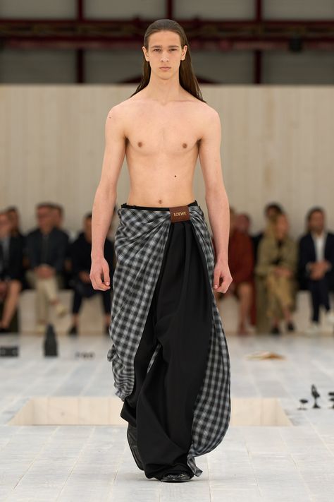 Loewe Spring 2025 Menswear Collection Loewe Menswear, Queer Femme, Menswear Runway, Trouser Design, Spring 2025, Menswear Fashion Show, Menswear Fashion, Menswear Collection, Vogue Fashion