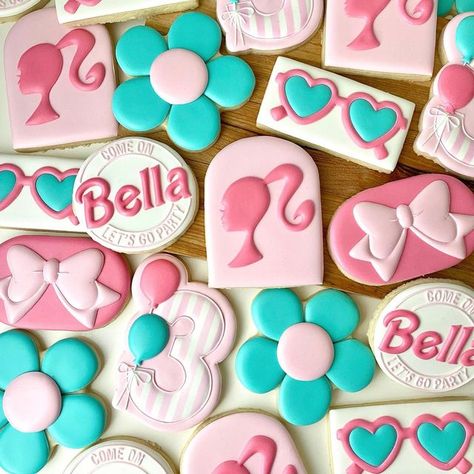 Barbie Cookies 3rd Birthday, Barbie Sugar Cookies Royal Icing, Barbie Royal Icing Cookie, Barbie Cookies Decorated, Barbie Sugar Cookies, Galletas Aesthetic, Barbie And Ken Party, Barbie Cookies, Heart Cookies Recipe