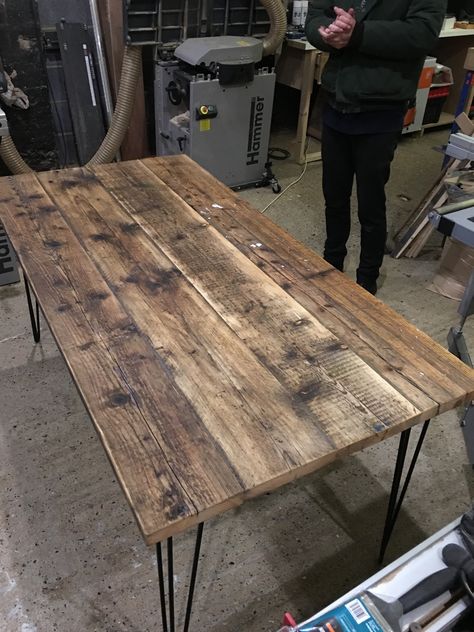 Reclaimed scaffold board table Ideas For Outdoor Patio, Scaffold Board Table, Rustic Dining Tables, Retro Kitchen Tables, Farmhouse Table Legs, Rustic Dining Room Table, Farmhouse Table Plans, Rustic Kitchen Tables, Dining Table Makeover