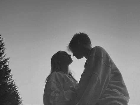 Couple Images Black And White, Couples Asthetic Poses Black And White, Relationship Aesthetic Black And White, Black And White Couple Pics Romantic, Couple Photo Aesthetic, Couple Hugging Black And White Aesthetic, Goofy Couples, Silhouette Photo, Love Silhouette