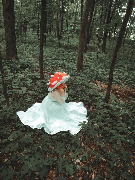 Mushroom inspired costume Mushroom Photoshoot, Mushroom Princess, Mushroom Sprite, Mushrooms Fairy, Mushroom People, Mushroom Costume, Halloween Photography, Mushroom Fairy, Mushroom Hat