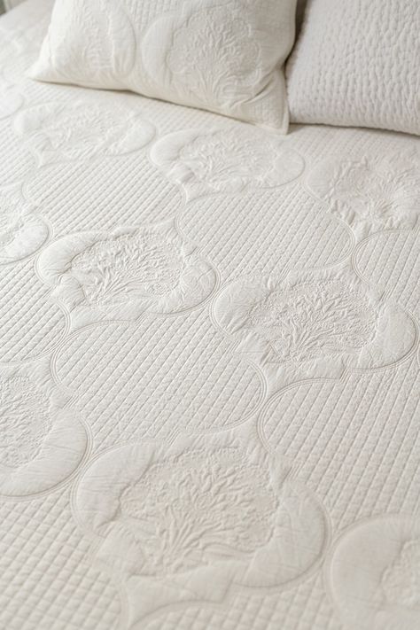 Bedspread Embroidery, Traditional Mulmul Sets With Naqshi Detailing, White Mulmul Sets With Resham Embroidery, Luxury Cotton Sets With Embroidered Border, Off-white Floral Embroidered Mulmul Set, Cotton Bedspread, Muslin Bags, Bedspread Set, White Bedding