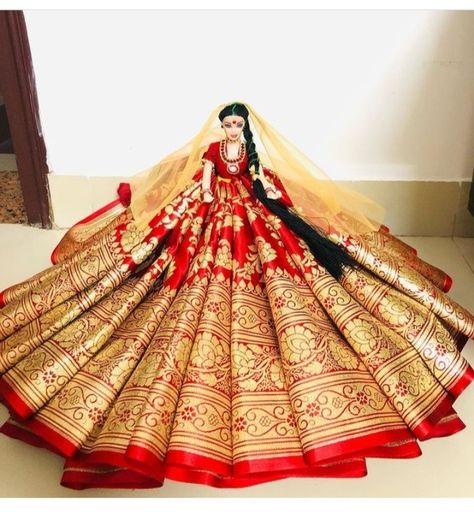 Saari Packing For Wedding, Lehenga Decoration Tray, Saree Packing For Wedding, Totto Decoration Ideas Bengali, Bengali Wedding Decoration, Mrg Decoration, Haldi Tray, Rukhwat Ideas, Chhab Decoration