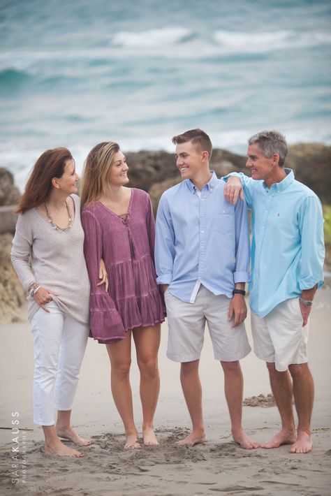 Beach Pictures Outfits, Family Beach Pictures Poses, Family Beach Pictures Outfits, Outfits Hawaii, Family Beach Portraits, Fall Family Photo Outfits, Family Photoshoot Outfits, Family Beach Pictures, Jupiter Florida