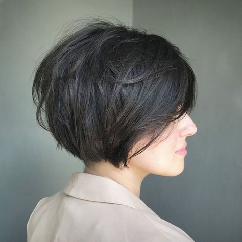 Short Tousled Bob with Side Bangs Modern Bob Hairstyles, Kort Bob, Tousled Bob, Layered Bob Haircuts, Wavy Bob Hairstyles, Chin Length Bob, Modern Haircuts, Layered Bob Hairstyles, Layered Bob